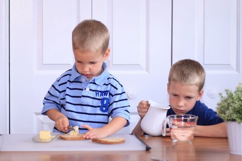 kids learning to cook