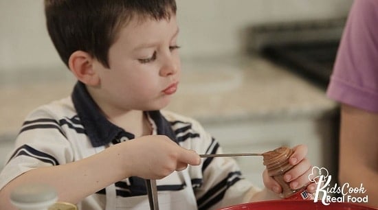 how to measure dry ingredients for little kids