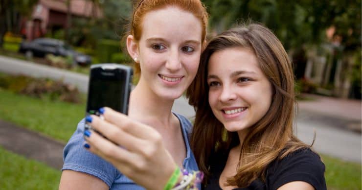 girls posing for selfie